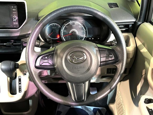 �C���e���A�ɍ��킹���f�U�C���̃X�e�A�����O�́A�^�]�������̂��Ƃ��l���A�^�]���₷���`��A�傫���ł��B�����x�A���ۂɐG���Ă��m���߂��������B