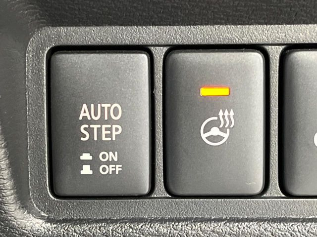 【ステアリングヒーター】冬場に冷たくなりやすい革巻きステアリングを、スイッチ一つで素早く適温に!エアコンよりも早く温まってくれるので、寒い日の運転も快適になりますね♪