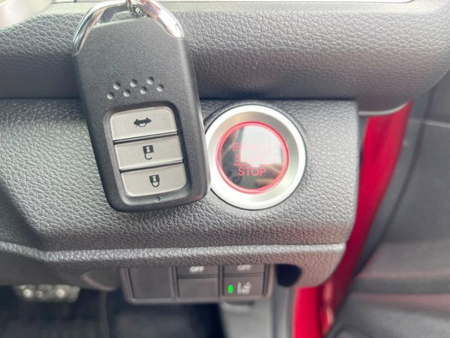 �yHonda�X�}�[�g�L�[�z�J�o����|�P�b�g�ɓ��ꂽ�܂܂ł��h�A�̎{���E�������\�ȃX�}�[�g�L�[�𑕔��B�G���W���̃I���E�I�t�����J�M�����o���K�v����������Ƃ��Ă��֗��ł���