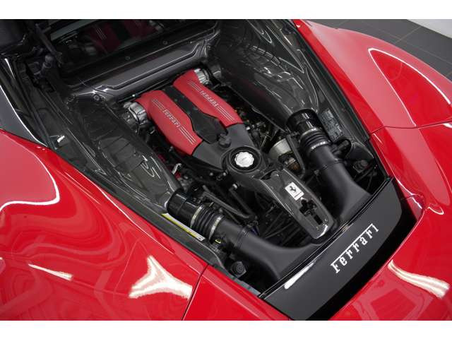 �K���X�z���ɔ`��3.9L �c�C���^�[�{V8�G���W���͂܂�ŃA�[�g��i�̂悤�Ȕ������d�オ��B�o��670�n�͂��ւ�S�����������\�I�ȑ��݊��ƍ������t�F���[���̐^����S�g�œ`���܂��B