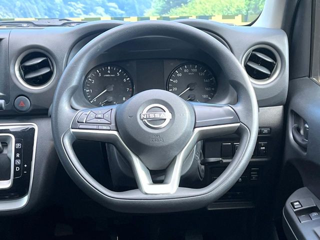 �C���e���A�ɍ��킹���f�U�C���̃X�e�A�����O�́A�^�]�������̂��Ƃ��l���A�^�]���₷���`��A�傫���ł��B�����x�A���ۂɐG���Ă��m���߂��������B