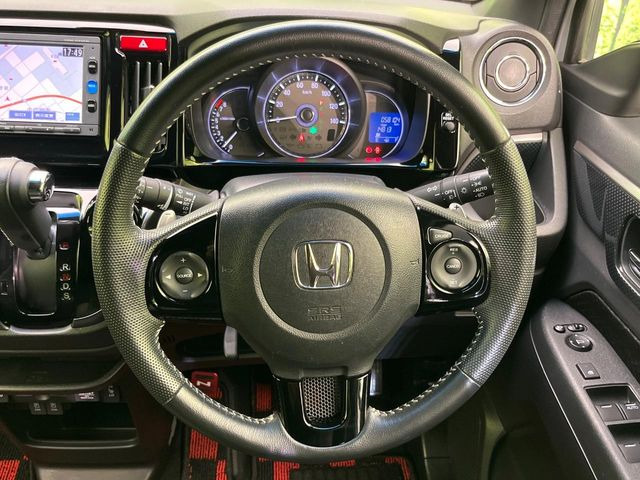 �C���e���A�ɍ��킹���f�U�C���̃X�e�A�����O�́A�^�]�������̂��Ƃ��l���A�^�]���₷���`��A�傫���ł��B�����x�A���ۂɐG���Ă��m���߂��������B