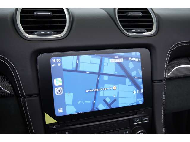 PCM(�|���V�F�R�~���j�P�[�V�����}�l�W�����g)�i�r�𑕔��BApple CarPlay�Ή��ŁA�o�b�N�J�����A�p�[�N�Z���T�[�������A�X�|�[�c�J�[�Ȃ�����p�ʂ���������J�o�[���Ă���܂��B