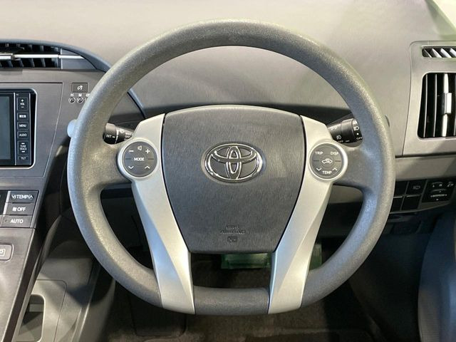 �C���e���A�ɍ��킹���f�U�C���̃X�e�A�����O�́A�^�]�������̂��Ƃ��l���A�^�]���₷���`��A�傫���ł��B�����x�A���ۂɐG���Ă��m���߂��������B