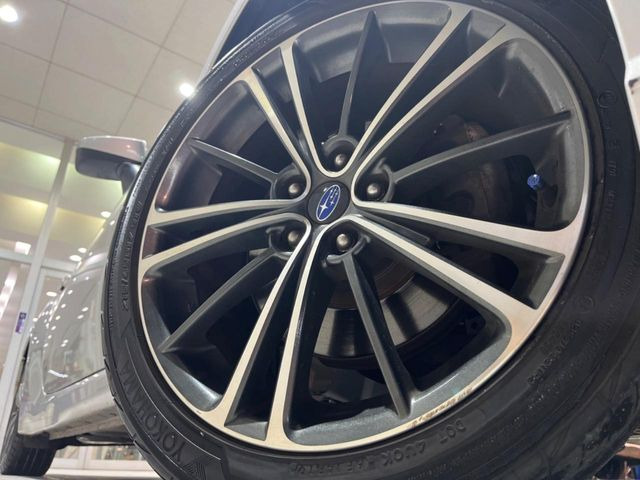 �y����17�C���`�A���~�z�C�[���z�O�ςɃ}�b�`���������A���~�z�C�[���𑕒����Ă���܂��B�e��ЊO�A���~�z�C�[����A�X�^�b�h���X�^�C�����戵�����Ă���܂��B���񂲑��k����������