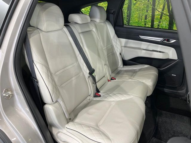 広々とした2列目シートは居住性が高く、居心地も快適!友達や家族とのお出かけにぴったりです。ベビーシートやチャイルドシート使用時も快適にお過ごしいただける十分な空間を確保しています。