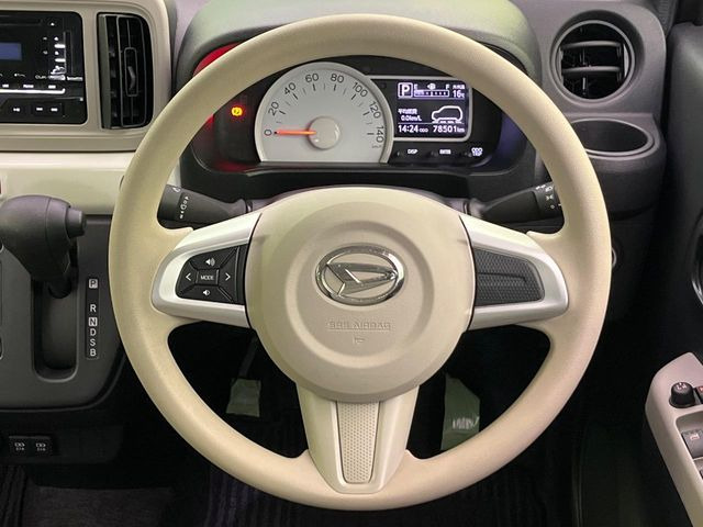�C���e���A�ɍ��킹���f�U�C���̃X�e�A�����O�́A�^�]�������̂��Ƃ��l���A�^�]���₷���`��A�傫���ł��B�����x�A���ۂɐG���Ă��m���߂��������B