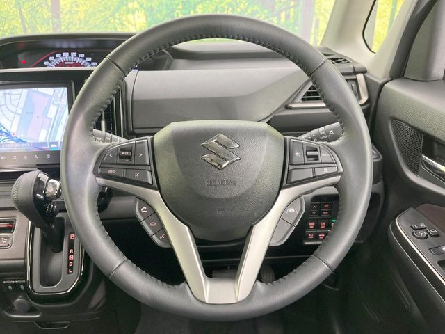 �C���e���A�ɍ��킹���f�U�C���̃X�e�A�����O�́A�^�]�������̂��Ƃ��l���A�^�]���₷���`��A�傫���ł��B�����x�A���ۂɐG���Ă��m���߂��������B
