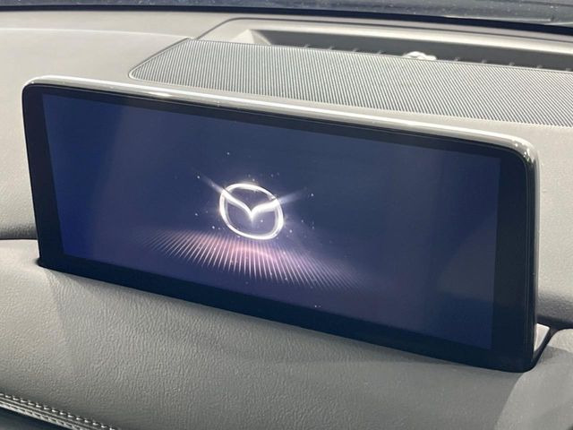 【メーカー純正ナビ】インテリアに溶け込むスタイリッシュな「専用設計」メーカーナビを装備♪視認性や操作性など基本性能にも優れ、より上質なカーライフをお楽しみいただけます。