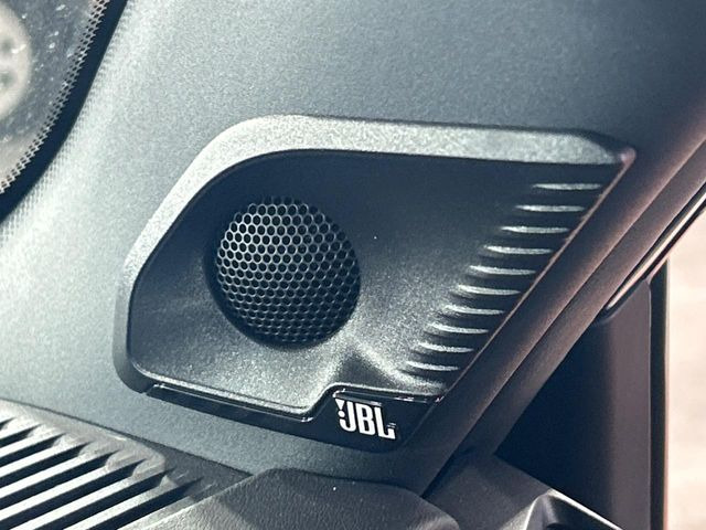 �yJBL�T�E���h�V�X�e���z���[�J�[�I�v�V�����̍��i�ʃT�E���h�V�X�e���𓋍ځB��p�̃`���[�j���O���{���ꂽ�召�l�X�ȃX�s�[�J�[����ǎ��ȃT�E���h���t�ł��A�Տꊴ���ӂ�鉹����Ԃ����o���܂��B