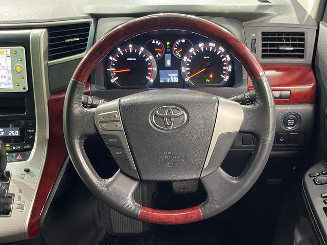 �C���e���A�ɍ��킹���f�U�C���̃X�e�A�����O�́A�^�]�������̂��Ƃ��l���A�^�]���₷���`��A�傫���ł��B�����x�A���ۂɐG���Ă��m���߂��������B