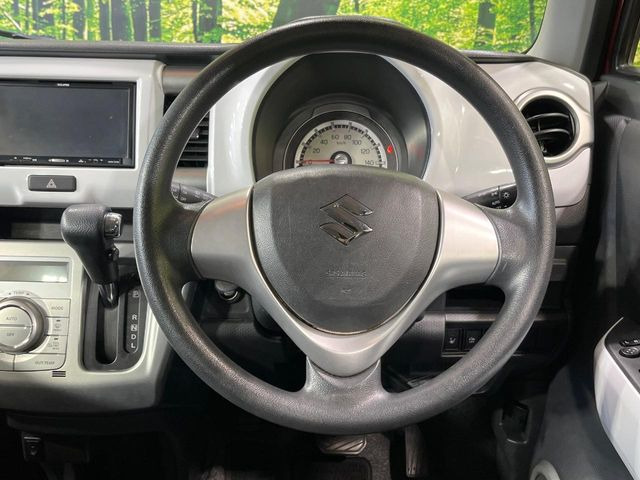 �C���e���A�ɍ��킹���f�U�C���̃X�e�A�����O�́A�^�]�������̂��Ƃ��l���A�^�]���₷���`��A�傫���ł��B�����x�A���ۂɐG���Ă��m���߂��������B
