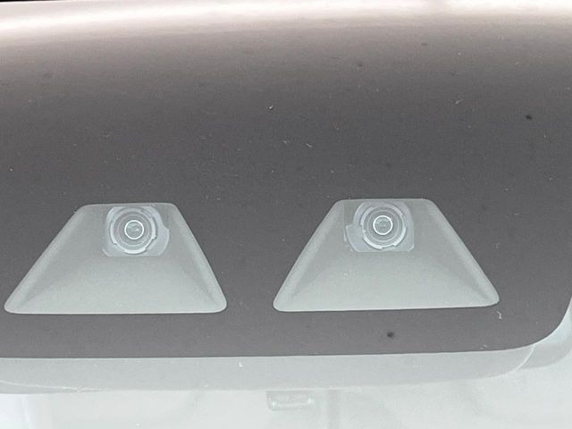 【スマートアシスト】走行中に前方の車両等を認識し、衝突しそうな時は警報とブレーキで衝突回避と被害軽減をアシスト。より安全にドライブをお楽しみいただけます。