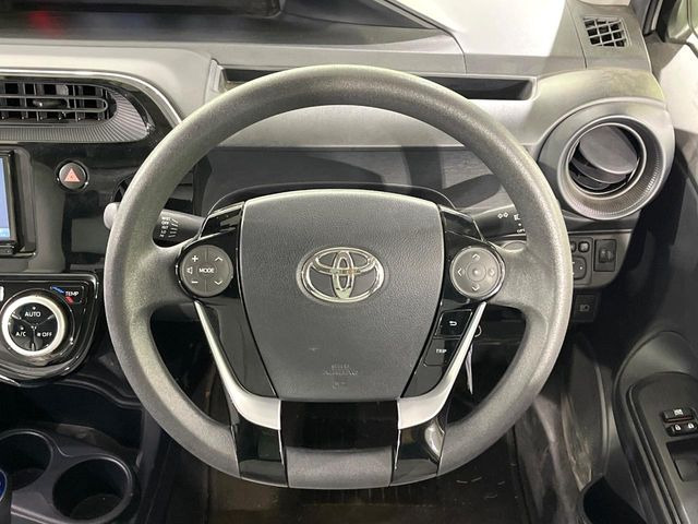 �C���e���A�ɍ��킹���f�U�C���̃X�e�A�����O�́A�^�]�������̂��Ƃ��l���A�^�]���₷���`��A�傫���ł��B�����x�A���ۂɐG���Ă��m���߂��������B