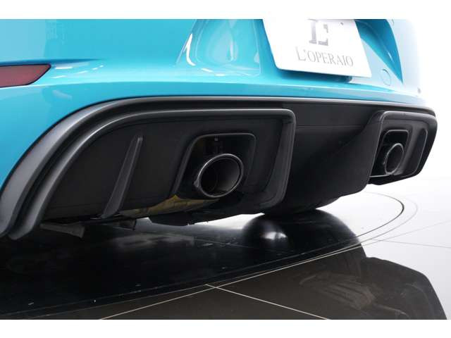 <��v����>4.0L �����Ό�6�C��DOHC�A420ps/42.8kgm�A�S��&times;�S��&times;�S��mm 4456&times;1801&times;1269mm�A�ԗ��d�� 1420kg