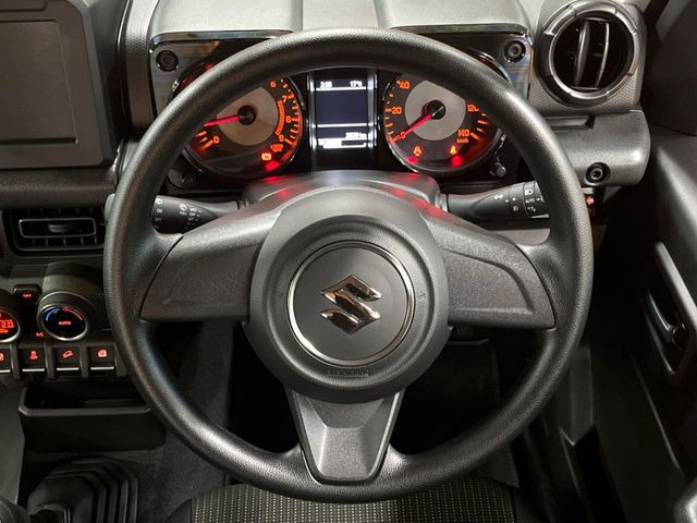 �C���e���A�ɍ��킹���f�U�C���̃X�e�A�����O�́A�^�]�������̂��Ƃ��l���A�^�]���₷���`��A�傫���ł��B�����x�A���ۂɐG���Ă��m���߂��������B