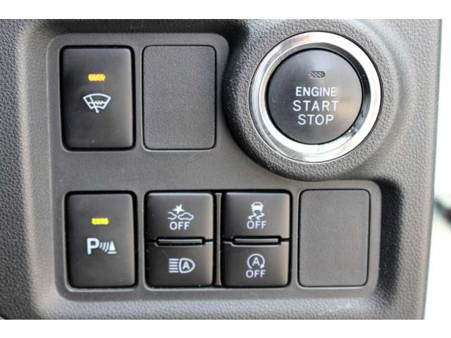 衝突軽減機能スマートアシスト、オートマチックハイビーム、パーキングセンサー、横滑り防止機能、アイドリングストップ、デアイサー