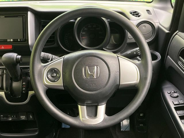 �C���e���A�ɍ��킹���f�U�C���̃X�e�A�����O�́A�^�]�������̂��Ƃ��l���A�^�]���₷���`��A�傫���ł��B�����x�A���ۂɐG���Ă��m���߂��������B