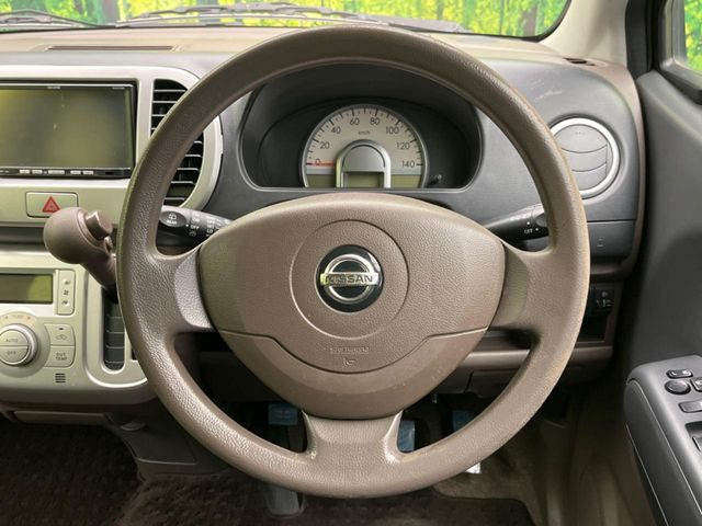 �C���e���A�ɍ��킹���f�U�C���̃X�e�A�����O�́A�^�]�������̂��Ƃ��l���A�^�]���₷���`��A�傫���ł��B�����x�A���ۂɐG���Ă��m���߂��������B