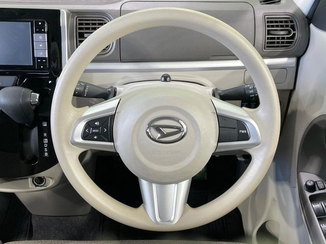 �C���e���A�ɍ��킹���f�U�C���̃X�e�A�����O�́A�^�]�������̂��Ƃ��l���A�^�]���₷���`��A�傫���ł��B�����x�A���ۂɐG���Ă��m���߂��������B