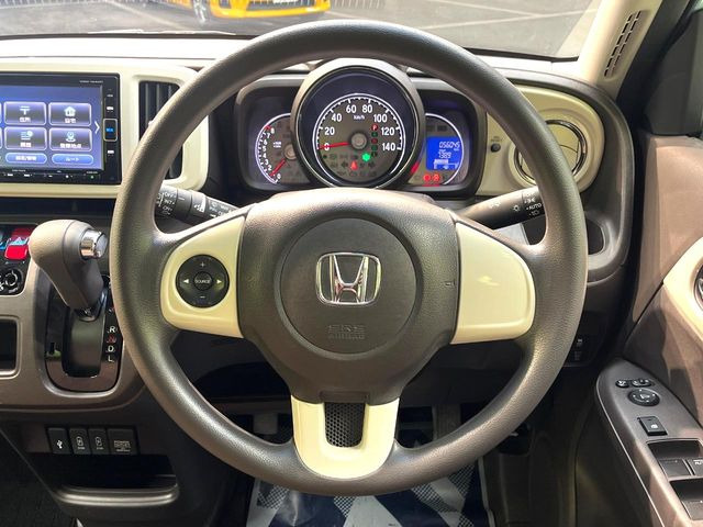 �C���e���A�ɍ��킹���f�U�C���̃X�e�A�����O�́A�^�]�������̂��Ƃ��l���A�^�]���₷���`��A�傫���ł��B�����x�A���ۂɐG���Ă��m���߂��������B