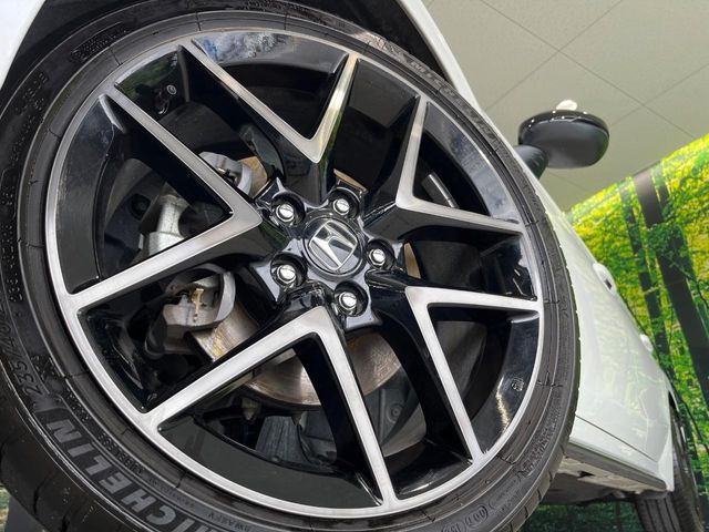 �y����18�C���`�A���~�z�C�[���z�O�ςɃ}�b�`���������A���~�z�C�[���𑕒����Ă���܂��B�e��ЊO�A���~�z�C�[����A�X�^�b�h���X�^�C�����戵�����Ă���܂��B���񂲑��k����������