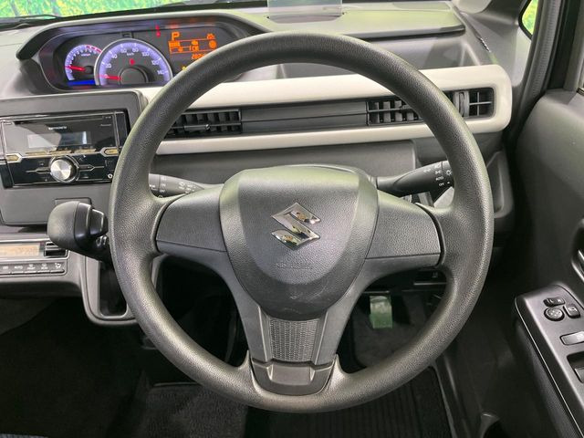 �C���e���A�ɍ��킹���f�U�C���̃X�e�A�����O�́A�^�]�������̂��Ƃ��l���A�^�]���₷���`��A�傫���ł��B�����x�A���ۂɐG���Ă��m���߂��������B