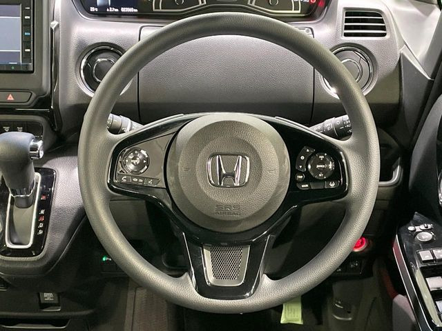 �C���e���A�ɍ��킹���f�U�C���̃X�e�A�����O�́A�^�]�������̂��Ƃ��l���A�^�]���₷���`��A�傫���ł��B�����x�A���ۂɐG���Ă��m���߂��������B