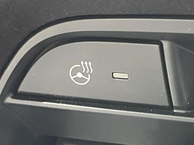 【ステアリングヒーター】冬場に冷たくなりやすい革巻きステアリングを、スイッチ一つで素早く適温に!エアコンよりも早く温まってくれるので、寒い日の運転も快適になりますね♪