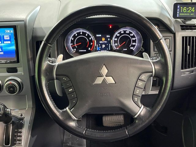 �C���e���A�ɍ��킹���f�U�C���̃X�e�A�����O�́A�^�]�������̂��Ƃ��l���A�^�]���₷���`��A�傫���ł��B�����x�A���ۂɐG���Ă��m���߂��������B