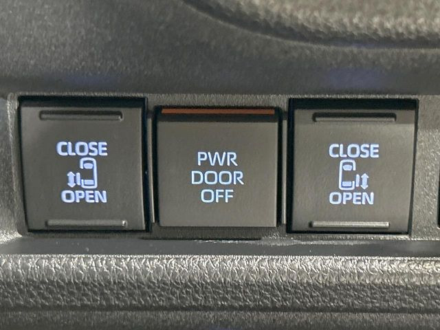 【両側パワースライドドア】スマートキーや運転席のスイッチで後席両側スライドドアの開閉が可能♪電動だから力を入れてドアを開ける必要が無く、小さなお子様でも簡単に開け閉めでき快適です♪