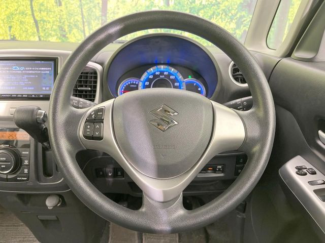 �C���e���A�ɍ��킹���f�U�C���̃X�e�A�����O�́A�^�]�������̂��Ƃ��l���A�^�]���₷���`��A�傫���ł��B�����x�A���ۂɐG���Ă��m���߂��������B