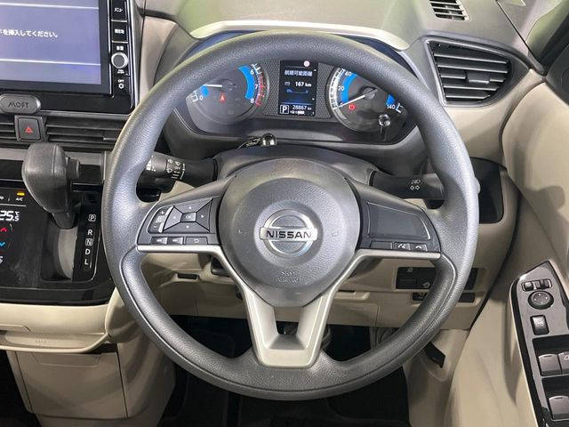 �C���e���A�ɍ��킹���f�U�C���̃X�e�A�����O�́A�^�]�������̂��Ƃ��l���A�^�]���₷���`��A�傫���ł��B�����x�A���ۂɐG���Ă��m���߂��������B