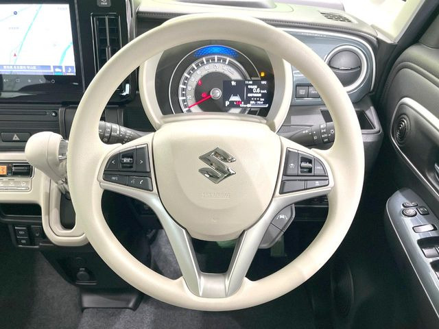 �C���e���A�ɍ��킹���f�U�C���̃X�e�A�����O�́A�^�]�������̂��Ƃ��l���A�^�]���₷���`��A�傫���ł��B�����x�A���ۂɐG���Ă��m���߂��������B