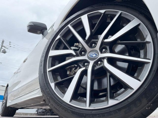 �y18�C���`�A���~�z�C�[���z�O�ςɃ}�b�`�����A���~�z�C�[���𑕒����Ă���܂��B�e��A���~�z�C�[����A�X�^�b�h���X�^�C�����戵�����Ă���܂��B���񂲑��k����������