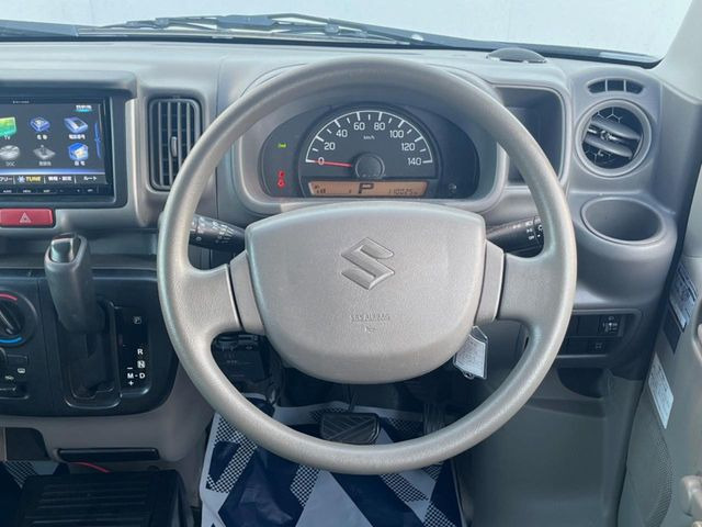 �C���e���A�ɍ��킹���f�U�C���̃X�e�A�����O�́A�^�]�������̂��Ƃ��l���A�^�]���₷���`��A�傫���ł��B�����x�A���ۂɐG���Ă��m���߂��������B
