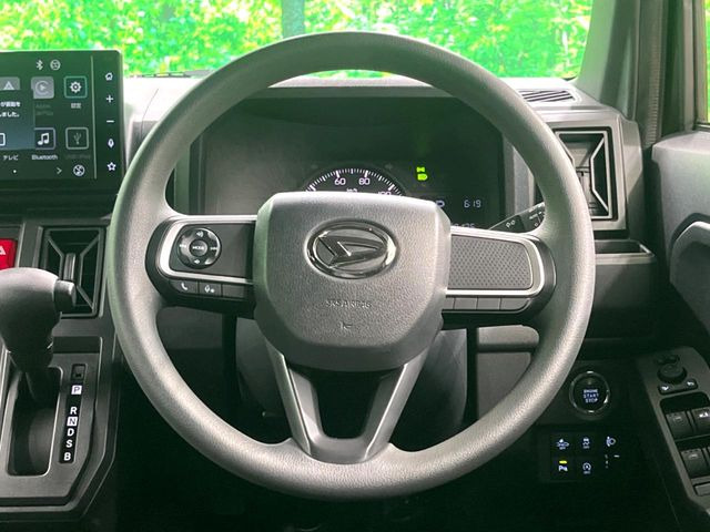 �C���e���A�ɍ��킹���f�U�C���̃X�e�A�����O�́A�^�]�������̂��Ƃ��l���A�^�]���₷���`��A�傫���ł��B�����x�A���ۂɐG���Ă��m���߂��������B
