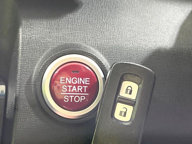 �yHonda�X�}�[�g�L�[�z�J�o����|�P�b�g�ɓ��ꂽ�܂܂ł��h�A�̎{���E�������\�ȃX�}�[�g�L�[�𑕔��B�G���W���̃I���E�I�t�����J�M�����o���K�v����������Ƃ��Ă��֗��ł���