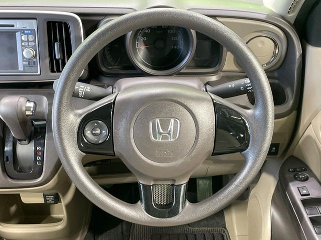 �C���e���A�ɍ��킹���f�U�C���̃X�e�A�����O�́A�^�]�������̂��Ƃ��l���A�^�]���₷���`��A�傫���ł��B�����x�A���ۂɐG���Ă��m���߂��������B