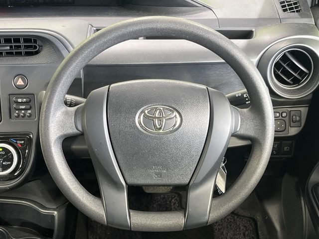 �C���e���A�ɍ��킹���f�U�C���̃X�e�A�����O�́A�^�]�������̂��Ƃ��l���A�^�]���₷���`��A�傫���ł��B�����x�A���ۂɐG���Ă��m���߂��������B