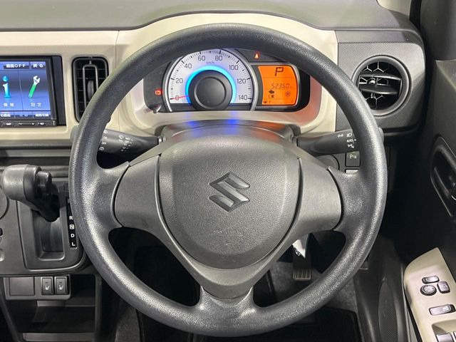 �C���e���A�ɍ��킹���f�U�C���̃X�e�A�����O�́A�^�]�������̂��Ƃ��l���A�^�]���₷���`��A�傫���ł��B�����x�A���ۂɐG���Ă��m���߂��������B