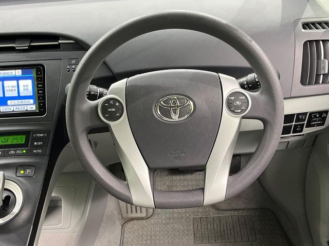 �C���e���A�ɍ��킹���f�U�C���̃X�e�A�����O�́A�^�]�������̂��Ƃ��l���A�^�]���₷���`��A�傫���ł��B�����x�A���ۂɐG���Ă��m���߂��������B