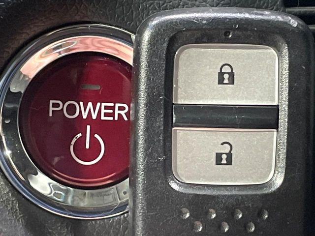 �yHonda�X�}�[�g�L�[�z�J�o����|�P�b�g�ɓ��ꂽ�܂܂ł��h�A�̎{���E�������\�ȃX�}�[�g�L�[�𑕔��B�G���W���̃I���E�I�t�����J�M�����o���K�v����������Ƃ��Ă��֗��ł���