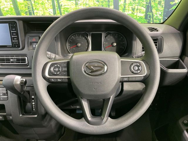�C���e���A�ɍ��킹���f�U�C���̃X�e�A�����O�́A�^�]�������̂��Ƃ��l���A�^�]���₷���`��A�傫���ł��B�����x�A���ۂɐG���Ă��m���߂��������B