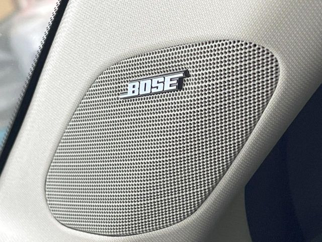 【BOSEサウンドシステム】メーカーオプションの高品位サウンドシステムを搭載。専用のチューニングが施された大小様々なスピーカーから良質なサウンドが奏でられ、臨場感あふれる音響空間を演出します。