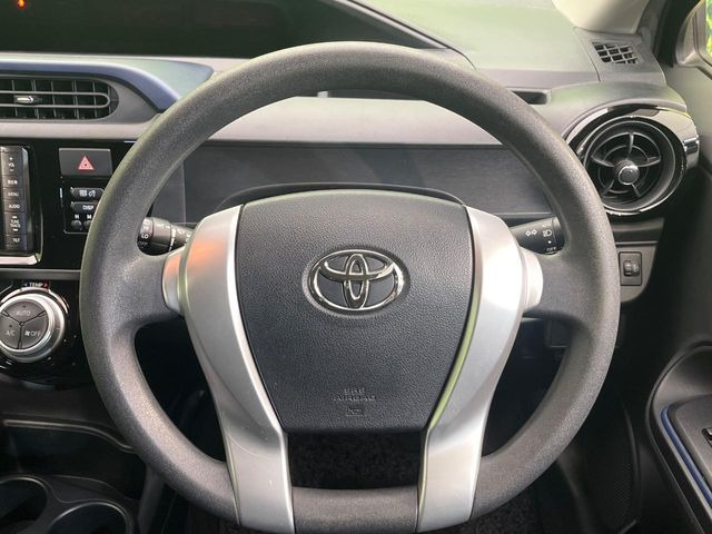 �C���e���A�ɍ��킹���f�U�C���̃X�e�A�����O�́A�^�]�������̂��Ƃ��l���A�^�]���₷���`��A�傫���ł��B�����x�A���ۂɐG���Ă��m���߂��������B