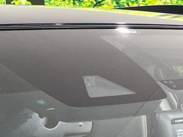 【トヨタセーフティセンス】走行中に前方の車両等を認識し、衝突しそうな時は警報とブレーキで衝突回避と被害軽減をアシスト。より安全にドライブをお楽しみいただけます。