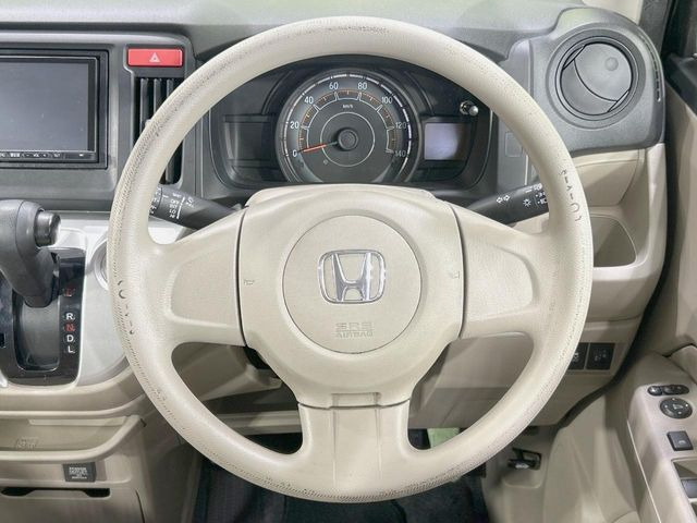 �C���e���A�ɍ��킹���f�U�C���̃X�e�A�����O�́A�^�]�������̂��Ƃ��l���A�^�]���₷���`��A�傫���ł��B�����x�A���ۂɐG���Ă��m���߂��������B