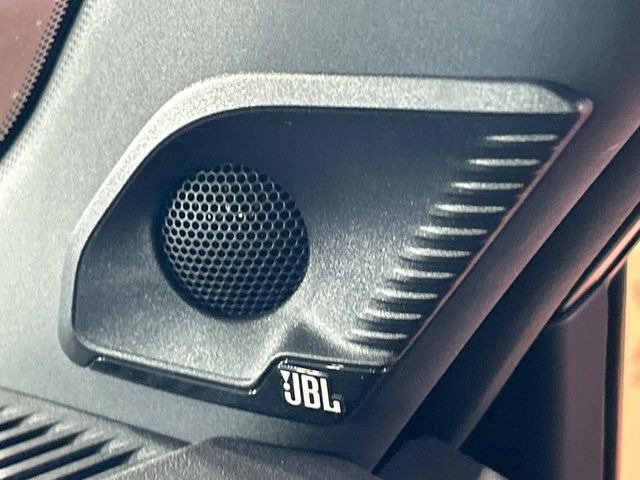 �yJBL�T�E���h�V�X�e���z���[�J�[�I�v�V�����̍��i�ʃT�E���h�V�X�e���𓋍ځB��p�̃`���[�j���O���{���ꂽ�召�l�X�ȃX�s�[�J�[����ǎ��ȃT�E���h���t�ł��A�Տꊴ���ӂ�鉹����Ԃ����o���܂��B