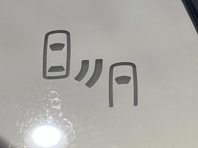 【ブラインドスポットモニター】走行中、ドアミラーの死角になりやすい箇所に後続車が接近するとサイドミラーのレンズに警告を表示!ドライバーに注意喚起をしてくれます。